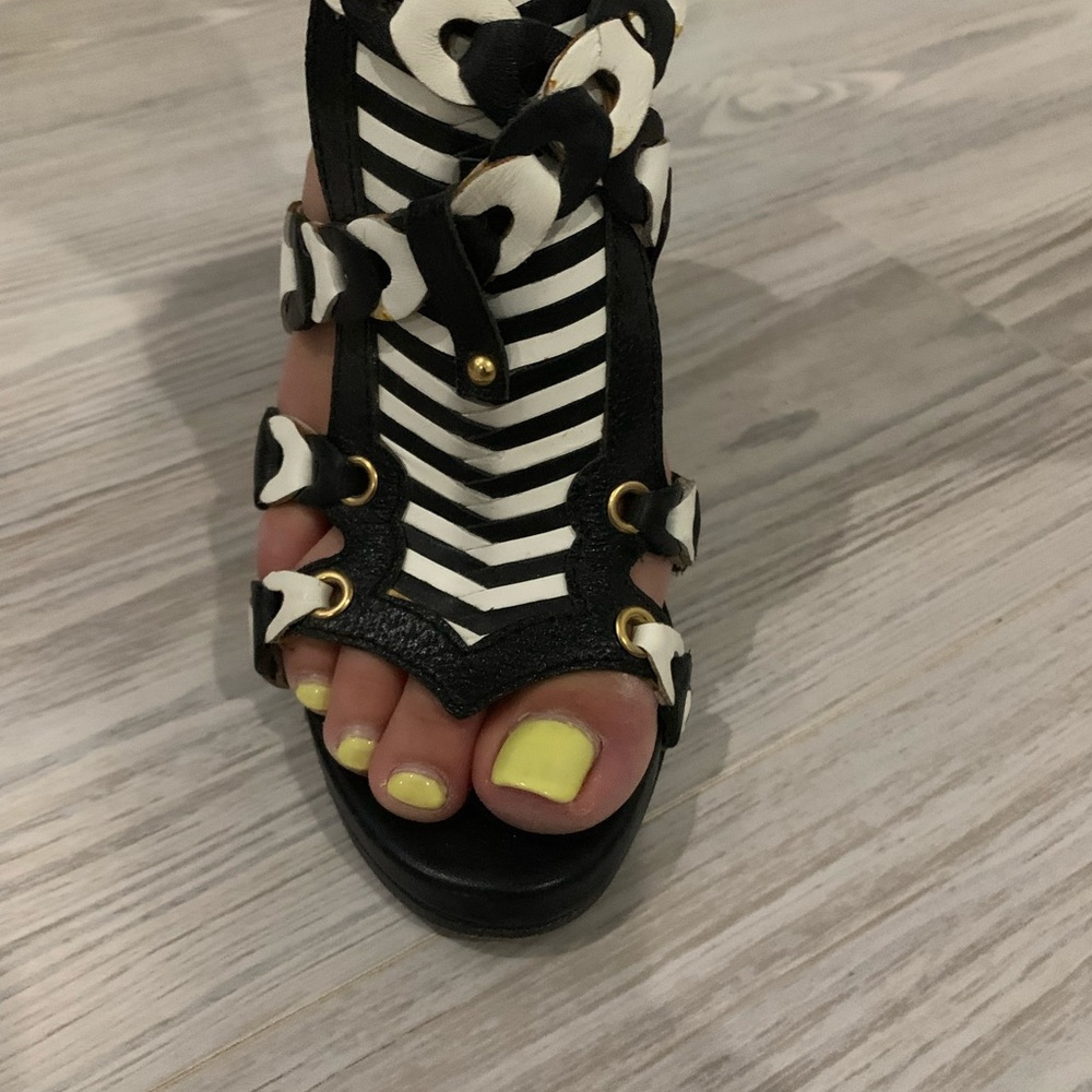 Gorgeous unique Balenciaga leather heeled sandals - Picture 9 of 10